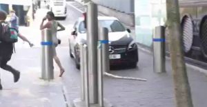 Ο… τρελός με το φίδι ξαναχτυπά (video)