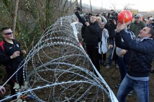 Παίζουν βόλεϊ για καλό σκοπό στους φράχτες της ντροπής (photos)