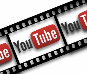 Η «καυτή» Youtuber που μοίρασε 7.500 δολάρια σε ακόλουθούς της (photos)