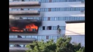 Εικόνες ΣΟΚ: Έπιασε φωτιά το κτήριο και πηδούσαν από τα μπαλκόνια (video)
