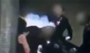 Της έκαψε το μαλλί στο τρένο επειδή δεν φορούσε μαντήλα (video)
