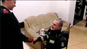 Απίθανη έκπληξη σε πυροσβέστη απο την σύντροφό του και τους συναδέλφους του ! (video)