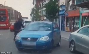 Τρελός πήρε ένα μαχαίρι και άρχισε να σπάει ο τζάμι διερχόμενου (video)
