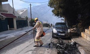 Δύσκολες ώρες στη Βούλα – Μάχη των πυροσβεστών να ελέγξουν τη φωτιά πριν νυχτώσει