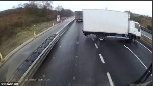 Φορτηγό γυρίζει ανάποδα σε αυτοκινητόδρομο και… (video)