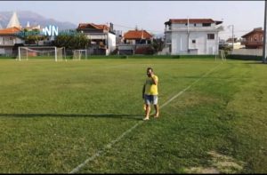 Επόπτης γραμμών σφύριξε κρατώντας κινητό  και με τη σαγιονάρα (video)