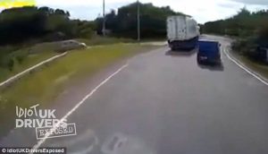 Οδηγός ημιφορτηγού επέζησε έπειτα από θανατηφόρο τρακάρισμα (video)