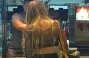 Πήγε στα McDonald’s και «ξέχασε»… τη φούστα της!