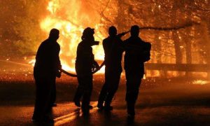 Δεύτερη νύχτα κόλασης στην ανατολική Αττική. Συνεχείς οι αναζωπυρώσεις στα πύρινα μέτωπα