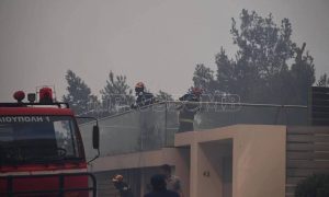 Ο εφιάλτης επέστρεψε νωρίς! Καίγονται σπίτια στην Ανω Βούλα! Εκκένωση μέσω 112…