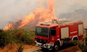 Μεγάλη φωτιά στα Καλύβια Αττικής, απειλούνται κατοικημένες περιοχές (video)