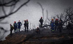 Γιατί Θεέ μου… Ξεπέρασαν τους 70 οι νεκροί από τις φονικές πυρκαγιές στην Αττική