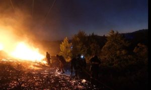 LIVE Blog: Εκτός ελέγχου η φωτιά στην ανατολική Αττική, στις φλόγες και η Παλλήνη
