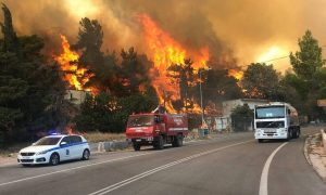 Φωτιά ΤΩΡΑ: Εκκενώνονται τα Βίλια και ο Προφήτης Ηλίας με μήνυμα από το 112