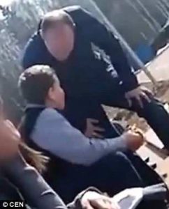 Πολιτικός χαστουκίζει παιδί επειδή τον προσέβαλε δημόσια και προκαλεί σχόλια (video)