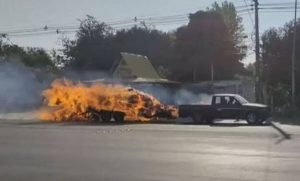 Βίντεο που κόβει την ανάσα: Φλεγόμενο φορτηγάκι τρέχει στον δρόμο