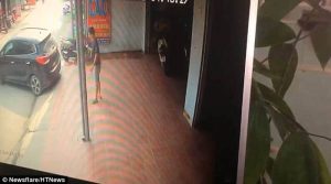 Οδηγός πάτησε άνδρα που πήγε να τον βοηθήσει