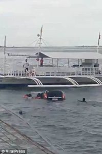 Παιδιά παγιδεύτηκαν σε αμάξι που βυθίζονταν επειδή ο πατέρας τους ξέχασε να το δέσει (video)