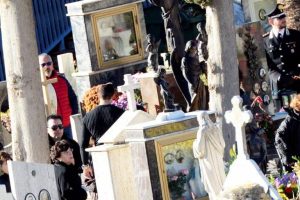 Σοκαριστικό: Είχαν τον γιο τους για νεκρό και εκείνος εμφανίστηκε στην κηδεία του (photo)