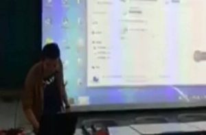 Καθηγητής έβαλε καταλάθος πορνό στον προτζέκτορα μπροστά στους μαθητές