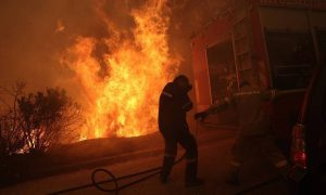 LIVE: Πύρινος εφιάλτης στην Πεντέλη – Συνεχείς εκκενώσεις περιοχών, κάηκαν σπίτια