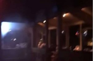Η στιγμή που ο μακελάρης σκορπά τον τρόμο στο μπαρ της Καλιφόρνια