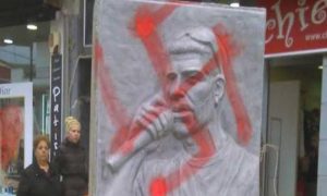 Βεβήλωσαν ξανά το μνημείο του Παύλου Φύσσα