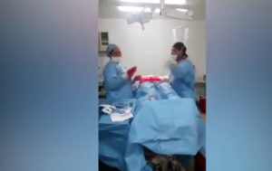 Πλαστικός χειρουργός χορεύει την ώρα που χειρουργεί (vid)