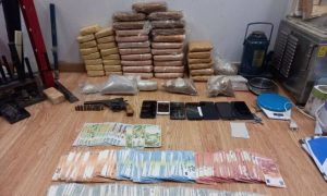 Σπουδαία επιτυχία της ΕΛ.ΑΣ. μετά από έφοδο σε σπίτι στο Γαλάτσι: Βρέθηκαν 21 κιλά ηρωίνης