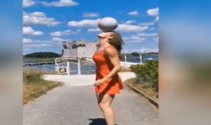 Θα μείνετε με το στόμα ανοικτό! Γαλλίδα «μιλάει» στη μπάλα με τακούνια (video)