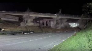 Άπίστευτη έκρηξη κατεδαφίζει γέφυρα στο… λεπτό (Video)