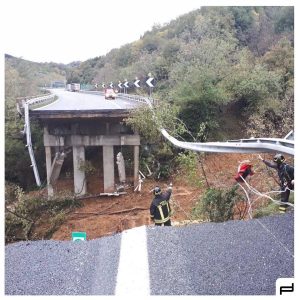 Καιρός: Η κακοκαιρία… παρέσυρε γέφυρα στη βόρεια Ιταλία. Η ανάρτηση του Σάκη Αρναούτογλου (photos)
