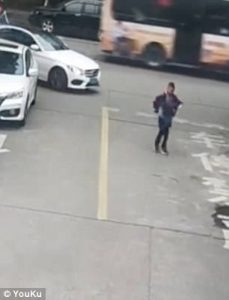 Πεζός κατέληξε στις ρόδες του αυτοκινήτου και σώθηκε από το σακίδιο (video)