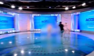 Πανικός στον αέρα εκπομπής – Βγήκε γυμνή και πέταξε πέτρες στην παρουσιάστρια (vid)