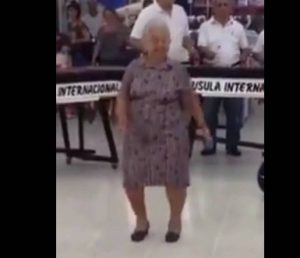Η πιο… χορευταρού γιαγιά που έχετε δει ποτέ (video)