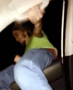 Όταν πας να βγάλεις φωτογραφία αλλά δεν υπολογίζεις πού βρίσκεσαι (video)