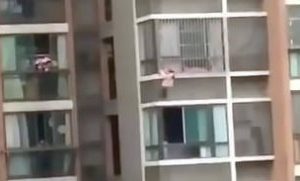 Εικόνες ΣΟΚ: 5χρονο κοριτσάκι κατεβαίνει πολυκατοικία από το μπαλκόνι γιατί έμεινε μόνο του (photos+video)
