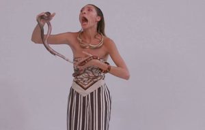 GNTM 2: Δείτε πού τρύπωσε το φίδι στη φωτογράφηση της Μαρτίνας (video)