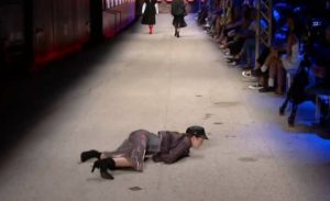 GNTM 2: Διαγωνιζόμενη έπεσε και της βγήκε το γόνατο – Μεταφέρθηκε στο νοσοκομείο με ασθενοφόρο (video)