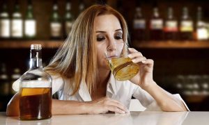 Οι γυναίκες πλέον πίνουν σαν… άνδρες