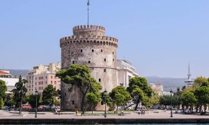 Πέταξε τα ρούχα της και περπάτησε γυμνή στην Τσιμισκή (pics)