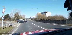 Οδηγεί ανάποδα και δημιουργεί αναστάτωση στους οδηγούς (video)