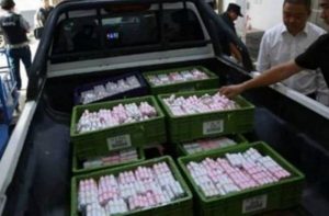 Αγόρασε αυτοκίνητο και πλήρωσε με 150.000 κέρματα (vid)
