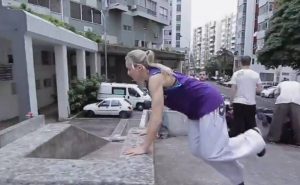 Δείτε τι κάνει αυτή η γυναίκα που δεν το κάνουν άλλες (video)