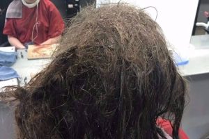 Κομμώτρια πέρασε 13 ώρες ξεμπλέκοντας τα μαλλιά έφηβης – Όταν δείτε το αποτέλεσμα θα μείνετε με το στόμα ανοιχτό!