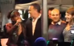 Ο Τομ Χανκς χορεύει το «Μάτια βουρκωμένα» και δηλώνει υπερήφανος που είναι Έλληνας