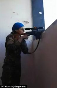 Γυναίκα σκοπευτής γελάει αφού αποφεύγει τα πυρά τζιχαντιστών σε σπίτι (video)