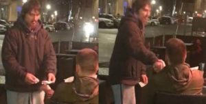 Πρωτοφανές περιστατικο: Έδωσε σε άστεγο την κάρτα του να σηκώσει όσα χρήματα θέλει! (video)