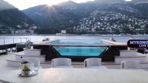 Εντυπωσιακές εικόνες από το πλωτό παλάτι που «έδεσε» στη Μύκονο! (video)