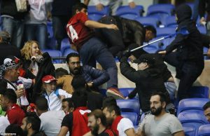 Χούλιγκαν χτυπάει με λοστό μικρό κορίτσι που βρίσκεται στην κερκίδα